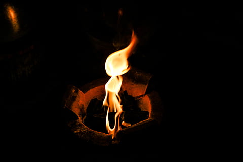 foc, flacără, căldură, a arde, tabără, foc de tabără, ușoară, galben, cărbune, portocale, minim, pâlpâire, an, chinez, nou, vatră, pocal, sticlă, ardere, foc - fenomen natural, temperatura - temperatură, natură, lemn - material, nici o persoana, a închide, noapte, în interior, luminos, Fundal negru, lemn, întuneric, Buturuga, lemne de foc, mişcare, studio shot, 5K, CC0, domeniu public, fără drepturi de autor