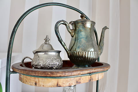 tè, argento, bere, natura morta, teiera, attrezzature domestiche, nessuno, tavolo, metallo, in casa, utensile da cucina, bollitore, avvicinamento, contenitore, vecchio, in stile retrò, legno - materiale, vaso, antico, caratteristica della parete, stanza domestica, color argento, acciaio, caffettiera, vassoio, 5K, CC0, dominio pubblico, privo di copyright