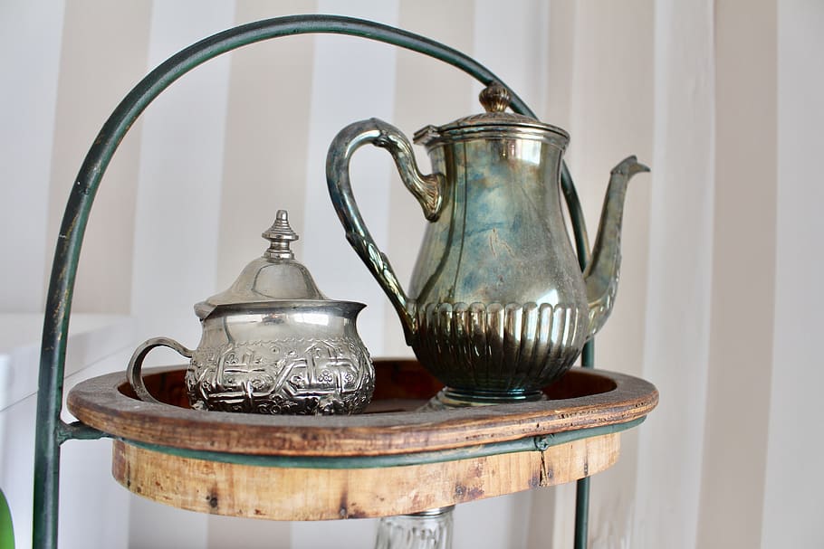 tè, argento, bere, natura morta, teiera, attrezzature domestiche, nessuno, tavolo, metallo, in casa, utensile da cucina, bollitore, avvicinamento, contenitore, vecchio, in stile retrò, legno - materiale, vaso, antico, caratteristica della parete, stanza domestica, color argento, acciaio, caffettiera, vassoio, 5K