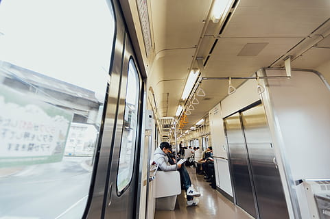 persone all'interno del treno, persona, umano, capi di abbigliamento, abbigliamento, mezzi di trasporto, veicolo, treno, aereo, corridoio, persone, pavimentazione, laboratorio, seduta, terminale, alloggiamento, costruzione, manica, stazione ferroviaria, pavimento, persone reali, stili di vita, trasporto pubblico, uomini, in casa, viaggio, gruppo di persone, attività di svago, riflessione, modo di trasporto, treno - veicolo, interno del veicolo, trasporto ferroviario, finestra, adulto, donne, persone accessorie, metropolitana, 5K, CC0, dominio pubblico, privo di copyright