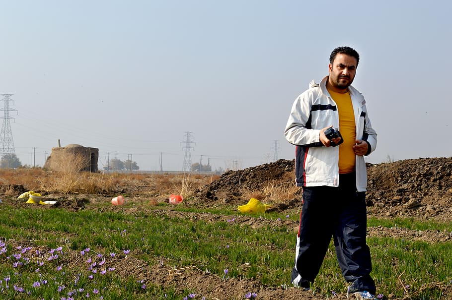 iran, mashhad, planta, una persona, persones reals, naturalesa, cel, terra, camp, activitat d'oci, adult jove, de peu, estils de vida, dia, roba casual, cel clar, creixement, flor, vista frontal, herba, planta amb flors, a l'aire lliure, 1080P