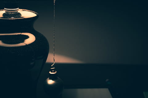 nightstand, โคมไฟ, ที่แขวนอยู่, อุปกรณ์ให้แสงสว่าง, ในบ้าน, ไม่มีคน, ส่องสว่าง, มุ่งเน้นไปที่เบื้องหน้า, หลอดไฟฟ้า, ไฟฟ้า, ใกล้ชิด, สีดำ, ขวด, แก้ว - วัสดุ, คุณสมบัติผนังอาคาร, แสง - ปรากฏการณ์ธรรมชาติ, พื้นที่การคัดลอก, มืด, วัตถุหนึ่งชิ้น, เครื่องเพชรพลอย, 4K, CC0, โดเมนสาธารณะ, ค่าลิขสิทธิ์ฟรี