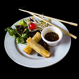 plste blanche, aliments, repas, plante, plat, produire, boulder 54 restaurant, boquete, Panama, le déjeuner, salade, dîner, tomate, tasse, assaisonnement, assiette, choux, pimenter, en bonne santé, manger, Nourriture et boisson, prêt à manger, fraîcheur, prise de vue en studio, sauce, alimentation saine, à l'intérieur, fond noir, bien-être, nourriture asiatique, indulgence, légume, baguettes, apéritif, fermer, bol, condiment, frit, personne, sauce salée, nourriture chinoise, collation, tentation, garnir, 4K, CC0, domaine public, libre de droits
