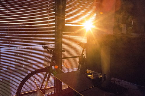 , llum solar, raig de sol, flare de la lent, naturalesa, cap gent, sol, finestra, arquitectura, persianes, a l'interior, dia, estructura construïda, posta de sol, edifici, taula, obturador, bicicleta, absència, streaming, brillant, lluminós, 5K, CC0, domini públic, lliure de regalies