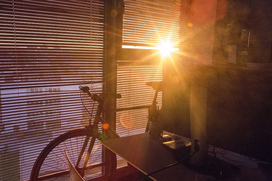 llum solar, raig de sol, flare de la lent, naturalesa, cap gent, sol, finestra, arquitectura, persianes, a l'interior, dia, estructura construïda, posta de sol, edifici, taula, obturador, bicicleta, absència, streaming, brillant, lluminós, 5K