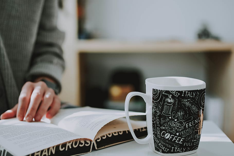 negre, blanc, fang, borrós, ceràmica, primer pla, tassa, profunditat de camp, focus, mà, informació, aprenentatge, literatura, pàgina, persona, lector, lectura, estudiar, una persona, tassa de cafè, centrar-se en primer pla, taula, beure, publicació, mà humana, llibre, adult, cafè, cafè - beguda, a l'interior, celebració, comunicació, negocis, tassa de te, 5K