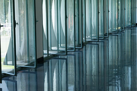 ha aperto, vetrate full-lite, vetro - materiale, finestra, nessuno, architettura, tenda, moderno, trasparente, in casa, riflessione, giorno, struttura costruita, costruzione, modello, bicchiere, ufficio, fotogramma intero, sfondi, metallo, vuoto, color argento, 5K, CC0, dominio pubblico, privo di copyright