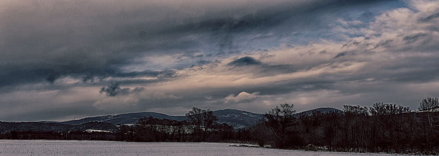 skyene, skyer, skoger, fjellene, skyet, vinter, snø, sky - himmel, miljø, himmel, landskap, fjell, kaldtemperatur, natur, naturskjønnhet - natur, storm, stormsky, tre, reisemål, ingen folk, skjønnhet i naturen, fjellkjede, anlegg, dramatisk himmel, utendørs, mørk, snødekte fjell, 5K, CC0, offentlig domene, opphavsrett gratis