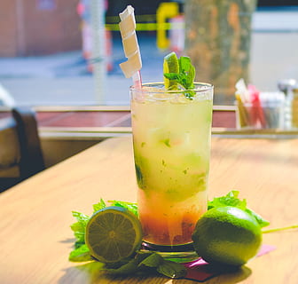 Limonka, Mohito, drink, jedzenie i picie, szkło, odświeżenie, szklanka, stół, owoc, słoma, Słomka, wyposażenie domu, jedzenie, skupić się na pierwszym planie, ziele, koktajl, owoc cytrusowy, świeżość, zdrowe odżywianie, zbliżenie, liść mięty - kulinarny, alkohol, żadnych ludzi, Mojito, garnirunek, 2K, CC0, domena publiczna, darmowe zdjęcia