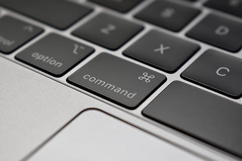 počítač, jablko, macintosh, mac, laptop, kancelář, technologie, pracovní, obrazovka, klávesnice, Internet, digitální, příkaz, sdělení, počítačová klávesnice, bezdrátové technologie, spojení, počítačové vybavení, text, klíč počítače, počítačovou část, detail, počítačová síť, uvnitř, nikdo, západní skript, selektivní zaměření, zařízení, sociální síť, stříbrné barvy, stiskněte tlačítko, elektrické zařízení, globální komunikace, 5K, CC0, veřejná doména, bez autorských práv