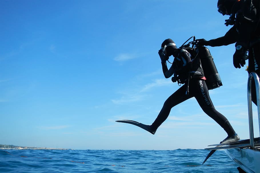 lompatan scuba, orang-orang, penyelam, menyelam, langit, air, laut, petualangan, orang sungguhan, alam, di udara, kegiatan waktu luang, laki-laki, biru, hari, olahraga, olahraga Air, penuh, melompat, selam scuba, di bawah air, di luar rumah, cakrawala di atas air, 4K