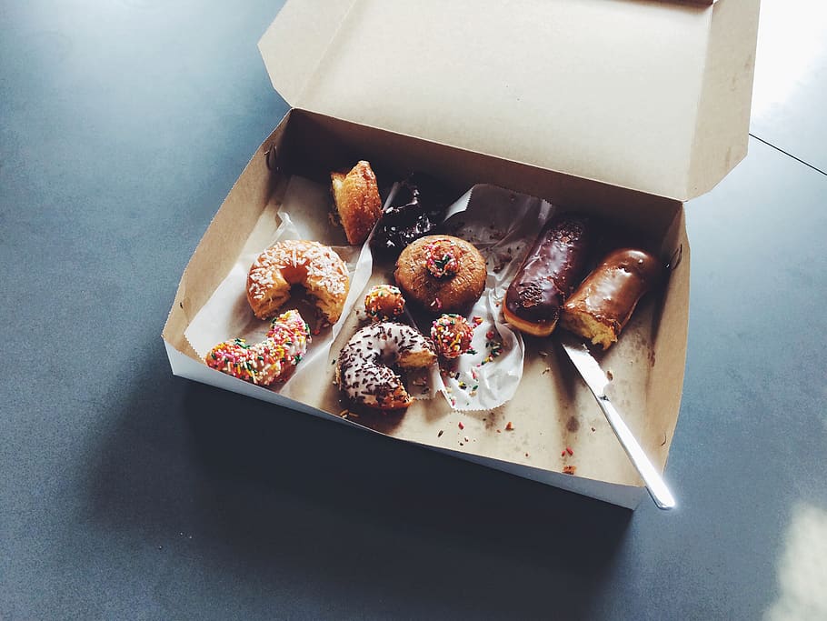 koblihy na box, jídlo, jídlo a pití, stálý život, svěžest, vysoký úhel pohledu, stůl, uvnitř, nikdo, požitek, připraven jíst, blahobyt, den, kontejner, box, detail, sladké jídlo, Zdravé stravování, box - kontejner, matice, pokušení, zásobník, 2K