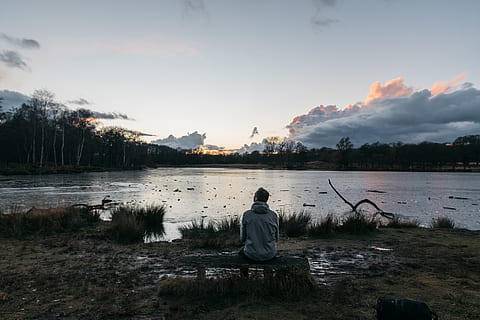 gefroren, Orange, Wolken, Himmel, dramatisch, Eis, Winter, Frost, See, Natur, heiter, Ruhe, Ausruhen, Bewunderung, bewundern, Aussicht, Landschaft, Sitzung, Mann, orange wolken, Wasser, eine Person, echte Menschen, Schönheit in der Natur, Lebensstile, Freizeitbeschäftigung, Szenen - Natur, Rückansicht, Männer, ruhige Szene, Pflanze, Nicht-städtische Szene, wolke - himmel, draußen, 4K, CC0, gemeinfrei, lizenzfrei