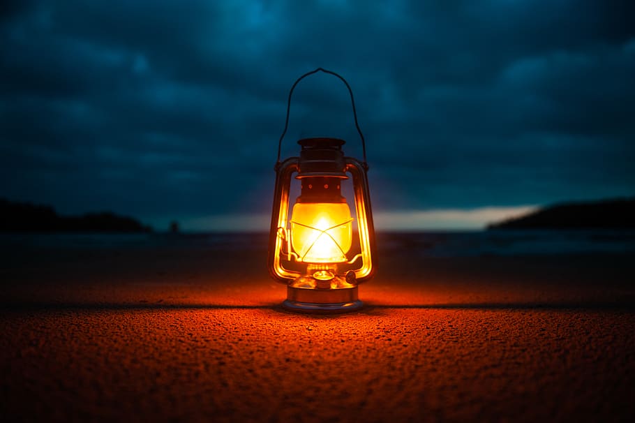 tændte, petroleum lanterne, -, belyst, belysningsudstyr, sky - himmel, himmel, glødende, jord, strand, enkelt objekt, ingen mennesker, skumring, sand, natur, glas - materiale, rød, lys, tæt på, elektrisk lys, olielampe, lanterne, lys pære, elektricitet, elektrisk lampe, 4K