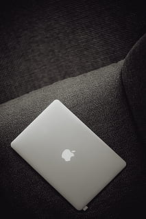 Fermer, vue, fermé, portable, mensonge, gris, fauteuil, technologie, ordinateur, macbook, La technologie, vue grand angle, à l'intérieur, textile, personne, partie du corps, nature morte, texturé, relaxation, couleur blanche, objet unique, modèle, Activité de loisir, forme de coeur, table, détail, jeans, 5K, CC0, domaine public, libre de droits