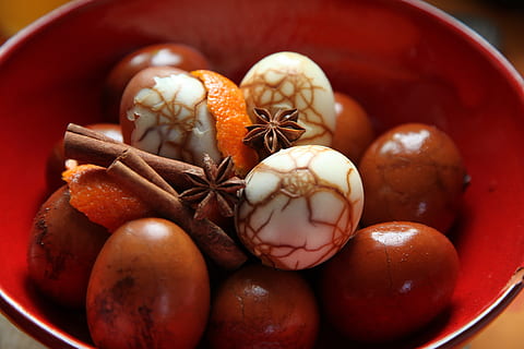 Ostern, Eier, Frühling, Ei, ufuf, Eier marmoriert, Gewürze, Lebensmittel, Essen und Trinken, Frische, Wohlbefinden, gesundes Essen, Obst, Sternanis, würzen, keine Leute, Nahansicht, Schüssel, Zimt, Gemüse, drinnen, gestalten, Stillleben, High Angle View, Zutat, Gruppe von Objekten, Studioaufnahme, Anis, chinesisches Essen, Orange, 5K, CC0, gemeinfrei, lizenzfrei
