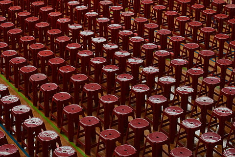 sedie, sgabelli, azione, modello, scuola, sala, righe, colonne, ordine, ripetendo, rosso, legna, plastica, Linee, astratto, di fila, fotogramma intero, sfondi, in casa, grande gruppo di oggetti, abbondanza, nessuno, bottiglia, bere, preparativi, fianco a fianco, alcool, contenitore, vista dall'alto, ripetizione, cibo e bevande, rinfresco, vino, Bottiglia di vino, 5K, CC0, dominio pubblico, privo di copyright