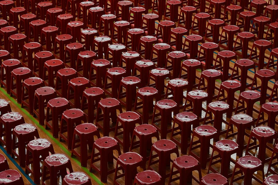 sedie, sgabelli, azione, modello, scuola, sala, righe, colonne, ordine, ripetendo, rosso, legna, plastica, Linee, astratto, di fila, fotogramma intero, sfondi, in casa, grande gruppo di oggetti, abbondanza, nessuno, bottiglia, bere, preparativi, fianco a fianco, alcool, contenitore, vista dall'alto, ripetizione, cibo e bevande, rinfresco, vino, Bottiglia di vino, 5K