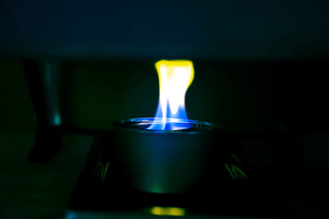 flama, foc, bufet, bufet de foc, foc blau, foc groc, fosc, subexposat, cremant, foc - fenomen natural, calor - temperatura, il·luminat, brillant, estufa, primer pla, a l'interior, naturalesa, cremador - estufa, cap gent, cuina, habitació domèstica, combustibles fòssils, blau, equipament per a la llar, aparell, 5K, CC0, domini públic, lliure de regalies