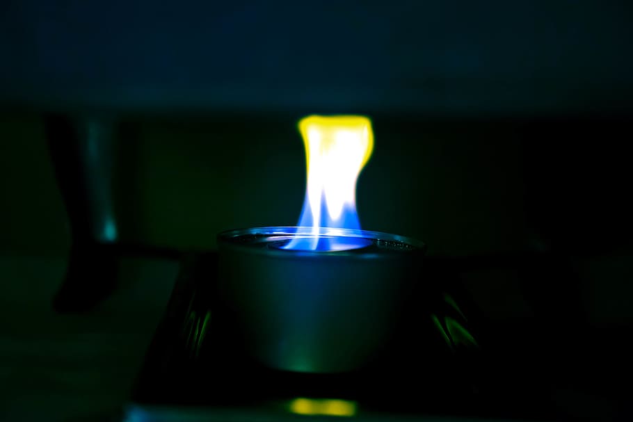 flama, foc, bufet, bufet de foc, foc blau, foc groc, fosc, subexposat, cremant, foc - fenomen natural, calor - temperatura, il·luminat, brillant, estufa, primer pla, a l'interior, naturalesa, cremador - estufa, cap gent, cuina, habitació domèstica, combustibles fòssils, blau, equipament per a la llar, aparell, 5K