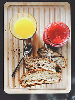 Orange, jus, confiture, pain, cuisson, petit déjeuner, délicieux, boisson, en buvant, en mangeant, aliments, foodporn, d'en haut, fait maison, repas, défi mobile, Pâtisserie, assiette, tranche, cuillère, sucré, traditionnel, plateau, Nourriture et boisson, prêt à manger, alimentation saine, bien-être, fraîcheur, à l'intérieur, ustensile de cuisine, directement au-dessus, nature morte, rafraîchissement, personne, table, vue grand angle, verre, couteau de table, tentation, 5K, CC0, domaine public, libre de droits