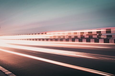 grå fortovsvej, vej, hovedvej, lys, asfalt, køretøj, transportmidler, lækket, mørk, biler lyser, nat, lyse stier, tidlig morgen, lang eksponering, belysning, arkitektur, tårn, bygning, flare, sløret bevægelse, hastighed, bevægelse, ingen mennesker, himmel, lys spor, belyst, bygget struktur, by, vejmærkning, natur, gade, mærkning, skumring, symbol, udendørs, 4K, CC0, offentligt domæne, royaltyfrie