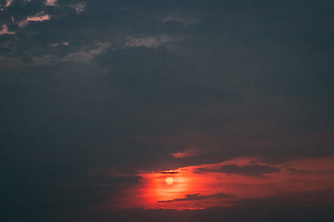 rød, himmel, dekket, skyer, bakgrunnsbelyst, mørk, skumring, kveld, gylden solnedgang, landskap, natur, utendørs, scenisk, sol, solnedgang, skjønnhet i naturen, sky - himmel, naturskjønnhet - natur, ro, ingen folk, oransje farge, rolig scene, lav vinkel visning, idylliske, natt, dramatisk himmel, miljø, ikke-urbane scene, atmosfærisk stemning, silhouette, kraft i naturen, romantisk himmel, 5K, CC0, offentlig domene, opphavsrett gratis