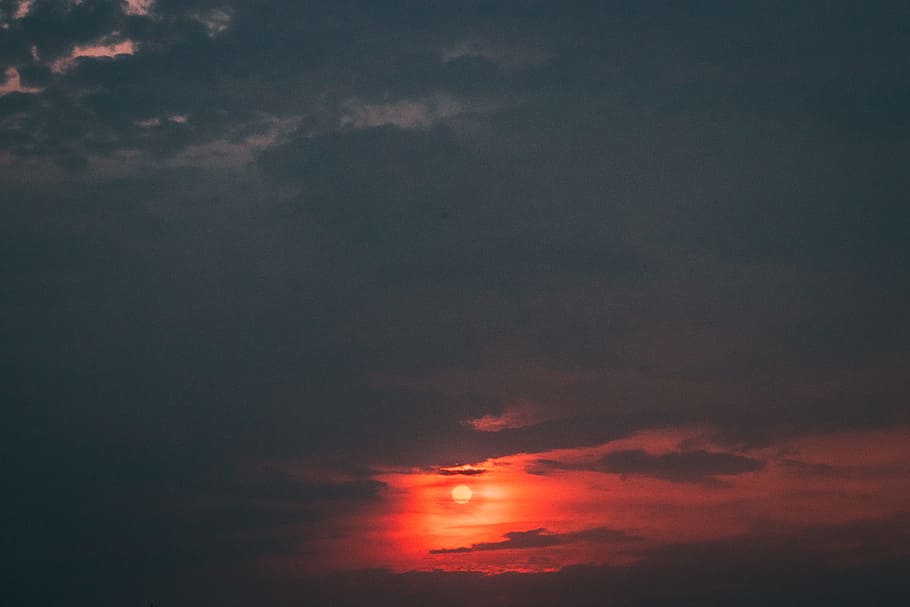 vermell, cel, cobert, núvols, retroil·luminat, fosc, vespre, tarda, posta de sol daurada, paisatge, naturalesa, a l'aire lliure, escènic, sol, posta de sol, bellesa a la natura, núvol - cel, escenics - natura, tranquil·litat, cap gent, color taronja, escena tranquil·la, vista d’angle baix, idíl·lic, nit, cel dramàtic, medi ambient, escena no urbana, estat d'ànim atmosfèric, silueta, poder a la natura, cel romàntic, 5K