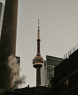 torre durante il giorno, costruzione, cn torre, toronto, Canada, architettura, città, Torre, guglia, campanile, Fumo, nebbia, cittadina, urbano, metropoli, fabbrica, edificio per uffici, bagliore, luce, colonna, pilastro, esterno dell'edificio, struttura costruita, cielo, alto - alto, Inquadratura dal basso, cielo sereno, natura, turismo, viaggio, moderno, industria, nessuno, destinazioni di viaggio, edificio per uffici esterno, all'aperto, grattacielo, posto, inquinamento dell'aria, inquinamento, alto, 2K, CC0, dominio pubblico, privo di copyright