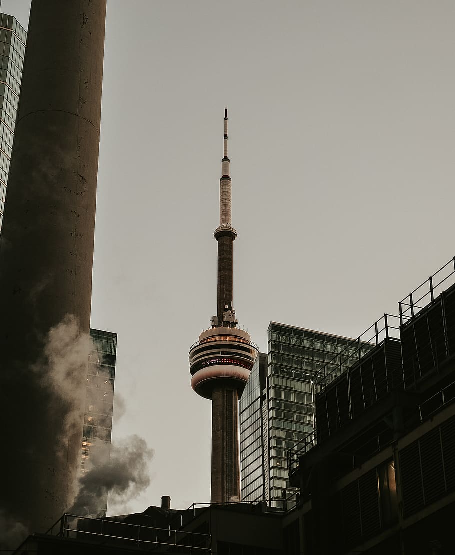 torre durante il giorno, costruzione, cn torre, toronto, Canada, architettura, città, Torre, guglia, campanile, Fumo, nebbia, cittadina, urbano, metropoli, fabbrica, edificio per uffici, bagliore, luce, colonna, pilastro, esterno dell'edificio, struttura costruita, cielo, alto - alto, Inquadratura dal basso, cielo sereno, natura, turismo, viaggio, moderno, industria, nessuno, destinazioni di viaggio, edificio per uffici esterno, all'aperto, grattacielo, posto, inquinamento dell'aria, inquinamento, alto, 2K