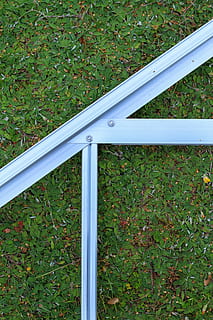 ligne, bâtiment, angle, géométrique, géométrie, gouttière, structure extérieure, de plein air, jardin, balustrade, métal, la nature, jouet, nettoyer, vert, plante, feuille, maison, rue, herbe, couleur verte, journée, croissance, personne, vue grand angle, champ, terre, en plein air, architecture, modèle, structure construite, partie de la plante, beauté dans la nature, parc, 5K, CC0, domaine public, libre de droits