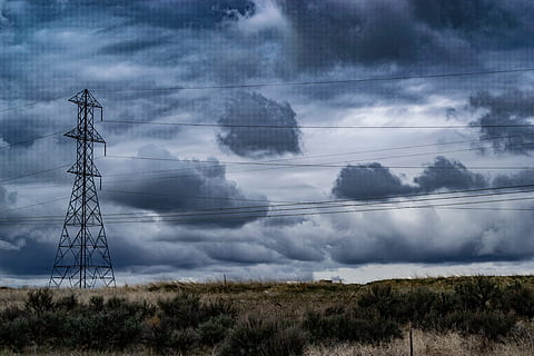 vista, elèctric, publicació, cel blau, núvols, cloudscape, cel ennuvolat, alba, línies elèctriques, electricitat, energia, medi ambient, herba, camp de gespa, paisatge, llum, naturalesa, a l'aire lliure, poder, escènic, cel, tempesta, tecnologia, temps, generació de combustible i energia, piló d’electricitat, cable, núvol - cel, connexió, línia elèctrica, Font d'alimentació, planta, cap gent, terra, camp, vista d’angle baix, comunicacions globals, equipament elèctric, 4K, CC0, domini públic, lliure de regalies