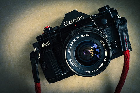 telecamera, macchina fotografica canon, temi fotografici, tecnologia, macchina fotografica - attrezzatura fotografica, attrezzatura fotografica, obiettivo - strumento ottico, in casa, avvicinamento, Camera digitale, nessuno, testo, colore nero, moderno, sceneggiatura occidentale, fotocamera reflex, in stile retrò, natura morta, girato in studio, attrezzatura, 5K, CC0, dominio pubblico, privo di copyright