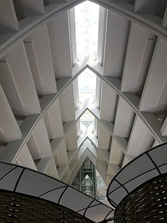 disseny, forma, patró, hotel, minimalisme, arquitectura, edifici, interior, estructura construïda, vista d’angle baix, a l'interior, sostre, cap gent, dia, modern, característica arquitectònica, claraboia, vidre - material, llum solar, penjant, Color blanc, finestra, arquitectura i art, directament a sota, 4K, CC0, domini públic, lliure de regalies