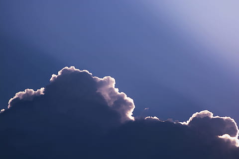 cumulus nimbus skyer, atmosfære, skyer, cloudscape, dag, dagslys, himmel, natur, sky - himmel, skønhed i naturen, idyllisk, sollys, blå, miljø, scenics - natur, baggrunde, udendørs, plads, ingen mennesker, vind, blødhed, meteorologi, abstrakt, klima, lyse, 5K, CC0, offentligt domæne, royaltyfrie