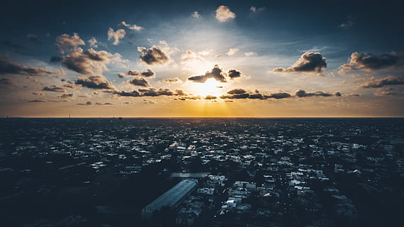 aereo, guarda la fotografia, città, retroilluminato, nuvole, cielo, Alba, tramonto, cittadina, nuvola - cielo, orizzonte, orizzonte sull'acqua, acqua, mare, scenics - natura, esterno dell'edificio, architettura, bellezza nella natura, natura, la tranquillità, scena tranquilla, nessuno, sole, struttura costruita, luce del sole, paesaggio urbano, all'aperto, 2K, CC0, dominio pubblico, privo di copyright