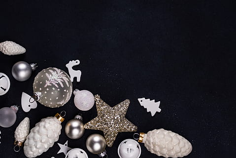 sortierte Christbaumkugel, Weihnachten, Weihnachtstapeten, Dekoration, Weihnachten Hintergrund, Tapete, Tannenzapfen, Urlaub, Schmuck, Ornament, Perle, Hintergrund, Baum, Blase, Leerstelle, schwarz, Rentier, Weihnachtshintergründe, Hintergründe, gestalten, keine Leute, High Angle View, weiße Farbe, große gruppe von gegenständen, Essen und Trinken, Stillleben, Lebensmittel, schwarzer Hintergrund, kopieren sie platz, drinnen, schwarze Farbe, Gruppe von Objekten, Natur, Sternform, Studioaufnahme, Design, Tier, Weihnachtsverzierung, Perlenschmuck, 5K, CC0, gemeinfrei, lizenzfrei