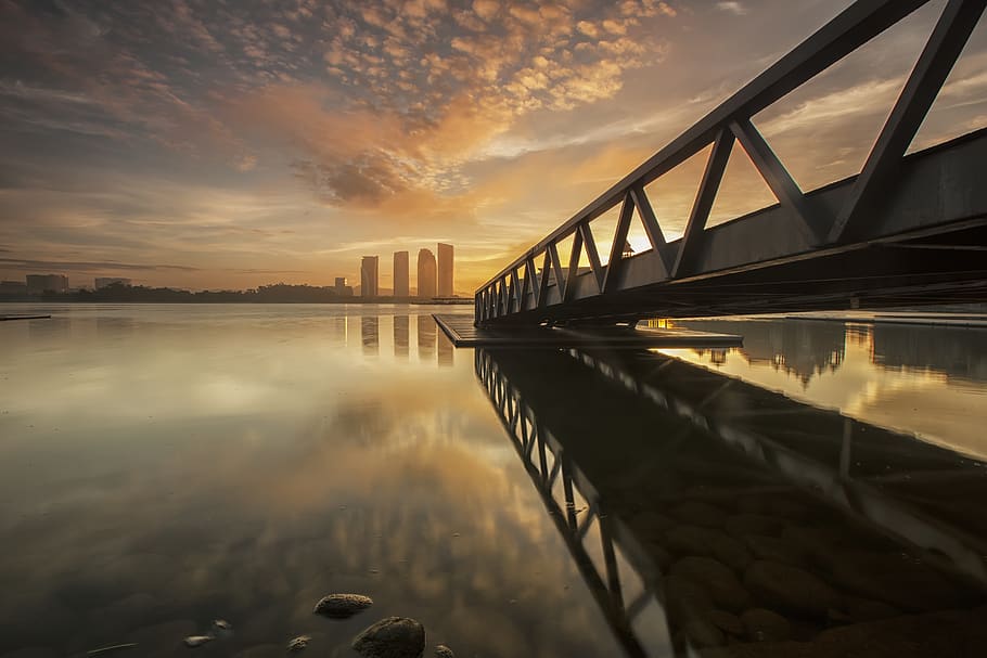 pont, cos, aigua, de gran alçada, edifici, daurat, hores, núvols, boira, reflexió, roques, cel, horitzó, gratacels, sortida del sol, sol, núvol - cel, connexió, posta de sol, estructura construïda, arquitectura, pont - estructura feta per l'home, naturalesa, cap gent, transport, riu, escenics - natura, bellesa a la natura, destinacions de viatge, tranquil·litat, a l'aire lliure, badia, 5K