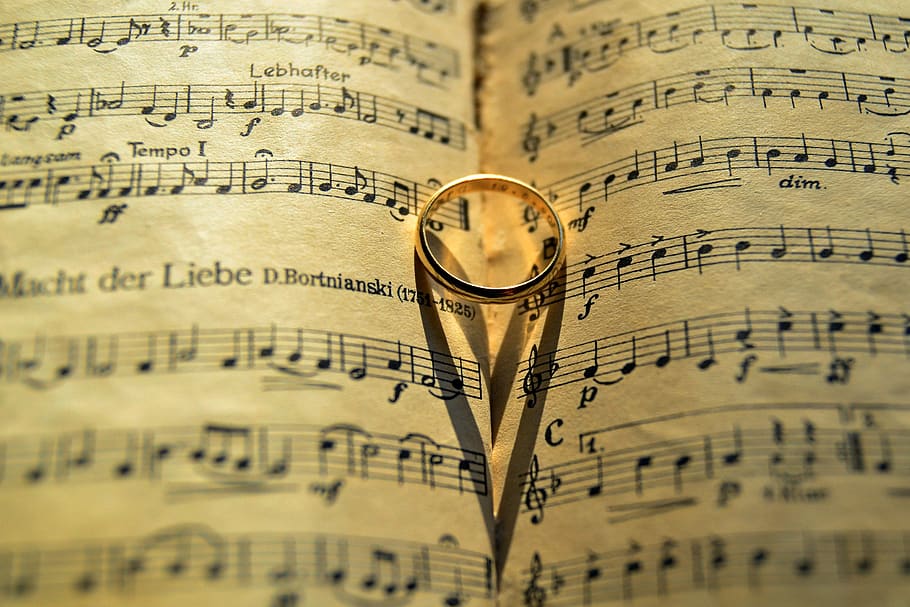 anell de color daurat, musical, nota, borrós, cal·ligrafia, clau, primer pla, document, educació, harmonia, cor, tinta, amor, amor per la música, música, notes musicals, notes, pàgina, imprimir, anell, clau de Sol, paper, publicació, joieria, llibre, esdeveniment, cap gent, or, periòdic, enfocament selectiu, a l'interior, celebració, color daurat, comunicació, casament, negocis, riquesa, antiguitat, 2K