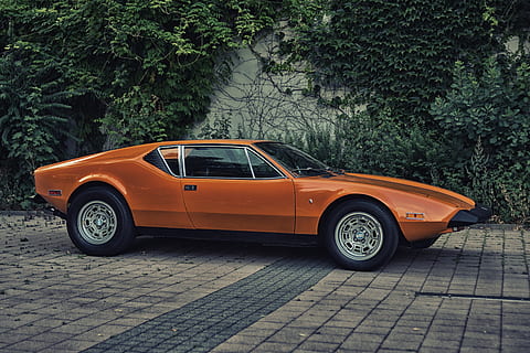 pantera, oldtimer, historicky, lesk, retro, klasický, vozidlo, rarita, automobilového průmyslu, luxus, vinobraní, auto snů, design, sportovní auto, rychle, pkw, způsob dopravy, auto, motorové vozidlo, přeprava, pozemního vozidla, strom, rostlina, den, nikdo, retro stylu, ulice, město, venku, Historické auto, Příroda, stacionární, růst, silnice, dlažební kámen, 5K, CC0, veřejná doména, bez autorských práv