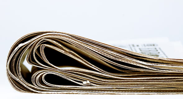 giornali, giornale, stampa, pila, giornalismo, piegato, scrittura, attività commerciale, carta, tabloid, fotografia, artsandentertain, mucchio, giornale quotidiano, documento, focusonforegroun, orizzontale, raccolta differenziata, la stampa, newspaperheadlin, comunicato stampa, stampare, pasticcio di annunci, avvicinamento, conceptsandideas, globalcommunicat, colore, ultime notizie, testo, informazioni mediu, articolo, supporti stampati, messa a fuoco selettiva, broadsheet, i media, comunicazione, sfondo bianco, girato in studio, ritagliare, nessuno, concentrarsi sulle conoscenze acquisite, copia spazio, singolo oggetto, color oro, industria, cultura artistica e intrattenimento, colore nero, in casa, spirale, natura, metallo, acciaio, 2K, CC0, dominio pubblico, privo di copyright