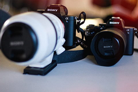 popruh, elektronika, Fotoaparát, digitální fotoaparát, osoba, člověk, kamerové čočky, krytka objektivu, kola z lehké slitiny, mluvil, stroj, kolo, steh, vzor, výšivka, videokamera, prst, symbol, loga, ochranná známka, technologie, fotografické vybavení, fotoaparát - fotografické vybavení, fotografická témata, detail, uvnitř, text, objektiv - optický přístroj, zařízení, nikdo, sdělení, focení, umělecká kultura a zábava, Černá barva, stálý život, selektivní zaměření, aktivita, hudba, slr fotoaparát, 4K, CC0, veřejná doména, bez autorských práv