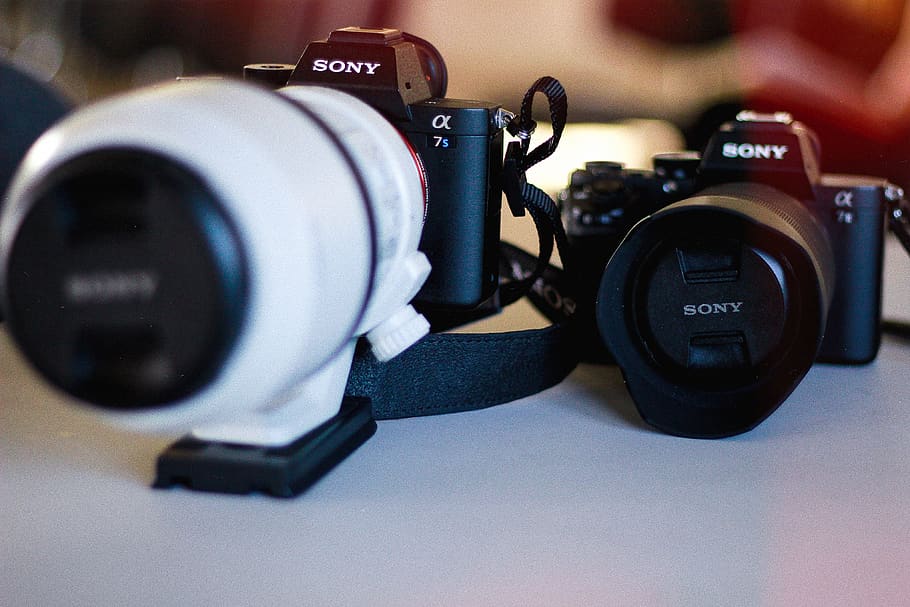 popruh, elektronika, Fotoaparát, digitální fotoaparát, osoba, člověk, kamerové čočky, krytka objektivu, kola z lehké slitiny, mluvil, stroj, kolo, steh, vzor, výšivka, videokamera, prst, symbol, loga, ochranná známka, technologie, fotografické vybavení, fotoaparát - fotografické vybavení, fotografická témata, detail, uvnitř, text, objektiv - optický přístroj, zařízení, nikdo, sdělení, focení, umělecká kultura a zábava, Černá barva, stálý život, selektivní zaměření, aktivita, hudba, slr fotoaparát, 4K