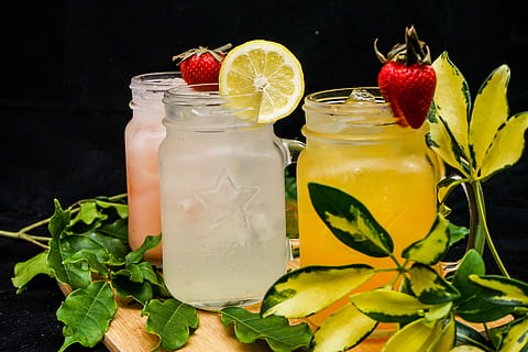 drie metselaarpotten, drank, drinken, limonade, fruit, oranje, fabriek, citrusvrucht, voedsel, ananas, cups, tropisch, sappen, drankjes, aardbei, alcohol, cocktail, planter, plant in bloempot, pottenbakkerij, vaas, eten en drinken, gezond eten, verfrissing, glas, versheid, drinkglas, blad, citroen, huishoudspullen, welzijn, bessen, houder, kruid, plak, deel van de plant, muntblad - culinair, geen mensen, garnering, zwarte achtergrond, 5K, CC0, publiek domein, royaltyvrij