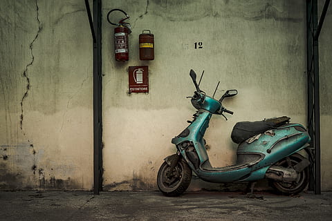 scooter automático verde azulado, scooter, vehículo, transporte, motocicleta, florencia, Italia, ciclomotor, vespa, motor de scooter, pared, suciedad, roto, calle, moto, abandonado, ruina, polvo, grieta, textura, figurilla, modo de transporte, vehículo terrestre, pared - característica de la construcción, estacionario, arquitectura, nadie, estructura construida, día, exterior del edificio, antiguo, bicicleta, estacionamiento, vista lateral, al aire libre, rueda, garaje, 5K, CC0, dominio público, libre de derechos