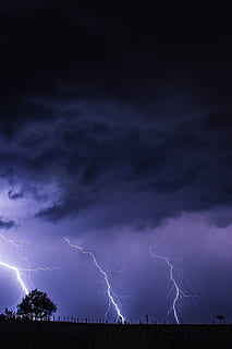 orage, clignote, vers l'avant, ciel, actuel, éclair, tonnerre, pluie, des nuages ​​orageux, coup de tonnerre, risque, dangereux, énergie, des nuages, nuit, nuage - ciel, foudre, pouvoir dans la nature, beauté dans la nature, nuage d'orage, Puissance, la nature, environnement, foudre fourchue, personne, ciel dramatique, illuminé, signe, électricité, panneau d'avertissement, en plein air, conditions météorologiques extrêmes, violet, de mauvais augure, 2K, CC0, domaine public, libre de droits
