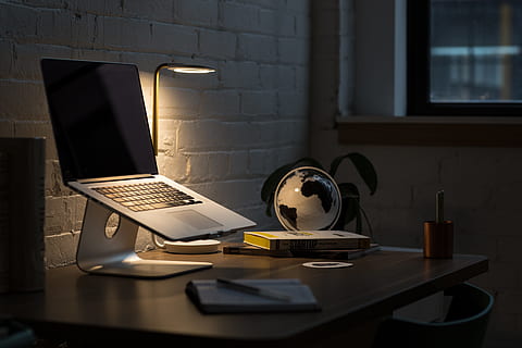 macbook, professionista, stare in piedi, accanto, desk globe, Mela, computer, scrivania, elettronica, in casa, lampada, il computer portatile, luce, camera, tavolo, tecnologia, posto di lavoro, spazio di lavoro, connessione, comunicazione, tecnologia wireless, mobilia, attrezzatura informatica, nessuno, tastiera del computer, schermo del computer, tastiera, natura morta, telefono, Internet, rete di computer, lampada elettrica, 5K, CC0, dominio pubblico, privo di copyright