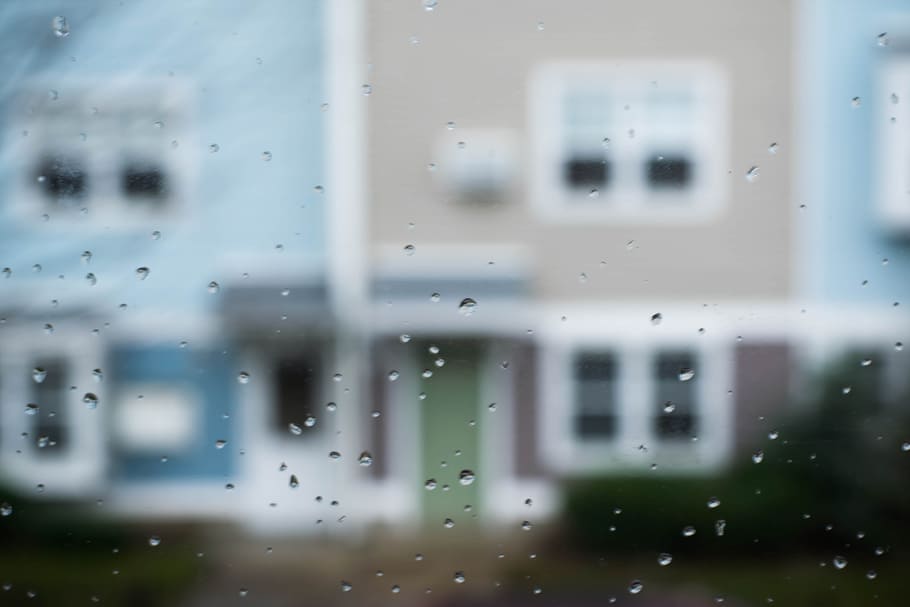 selectiu, focalitzar la fotografia, gotes de pluja, finestra del vehicle, tirar, pluja, bokeh, borrós, resum, vista de la finestra, façana, colors, blau, estructura, gotes, gotes a la finestra, focu, finestra, fons, gota de pluja, vidre - material, reflexió, escena urbana, patró, temps, 5K