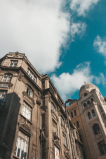 edifici marró, antic, arquitectura, cel blau, marró, edifici, catedral, Església, ciutat, paisatge urbà, la llum del dia, centre de la ciutat, exterior, façana, famós, històric, referència, tir en angle baix, edifici antic, religió, cel, turisme, torre, urbà, exterior de l'edifici, estructura construïda, vista d’angle baix, núvol - cel, naturalesa, finestra, cap gent, dia, a l'aire lliure, destinacions de viatge, barri residencial, història, el passat, vell, 5K, CC0, domini públic, lliure de regalies