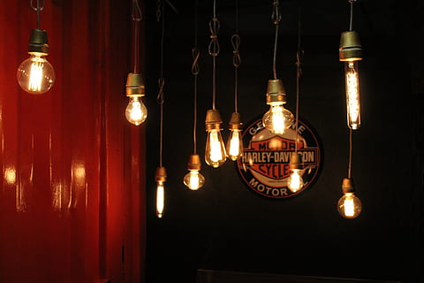 luci stringa accese, luminosa, bulbi, avvicinamento, decorazione, design, luci elettriche, elettricità, energia, sospeso, Harley Davidson, illuminato, inconsistente, lampada, lampadine, luci, luminescenza, splendente, tradizionale, attrezzatura per l'illuminazione, lampadina, in casa, nessuno, raggiante, luce, notte, architettura, luce pendente, luce elettrica, struttura costruita, tecnologia, filamento, costruzione, buio, lampada elettrica, soffitto, 5K, CC0, dominio pubblico, privo di copyright